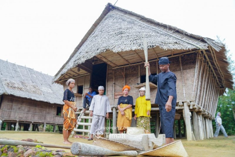 Rangkaian Perayaan Ritual Adat Nujuh Jerami Festival Mapor diawali dengan Malam niduk, Ritual Adat Nujuh Jerami yang dipimpin langsung oleh Ketua Adat Abok Usang Gedoy, Bepencak kek Nanak Mapor; Pertunjukan Pencak Silat, Campak Darat Mapor, Rembuk Budaya dan Halal Bihalal, Sedekah Kampong, dan ditutup oleh Sam Nyet Sip Sam.

Sebelumnya, PT Timah bersama Lembaga Adat Mapur telah menghadirkan Kampung Adat Gebong Memarong. Di kawasan ini terdapat tujuh bubung rumah yang berbentuk panggung beralaskan kayu, beratap nipah dan berdinding kulit kayu yang merupakan rumah tradisional masyarakat adat Mapor.

Ketua Harian Lembaga Adat Mapor, Asih Harmoko menjelaskan Nujuh Jerami merupakan salah satu bentuk rasa syukur masyarakat atas hasil panen padi.

Selain itu, kata dia dengan adanya festival mapur dapat membuat masyarakat dan generasi muda lebih mengenal dan melestarikan adat dari para leluhur.

“Dengan adanya festival ini semoga kedepannya kampung adat gebong memarong dapat lebih luas dikenal masyarakat,” ujarnya.

Asih menambahkan saat ini Lembaga Adat Marong telah bersinergi dengan berbagai instansi untuk meningkatkan jumlah wisatawan.

“Saat ini untuk memperluas target wisatawan, kami bekerja sama dengan insititusi pemerintahan, BUMN yaitu PT Timah, Kementerian dan LSM untuk mendukung perlindungan dan legalitas masyarakat adat mapor,” ucapnya.

Kepala Dinas Pariwisata Provinsi Kepulauan Bangka Belitung Wydia Kemala Sari yang hadir dalam kegiatan ini mengapresiasi dukungan PT Timah dalam melestarikan budaya dan tradisi masyarakat Adat Mapur.

