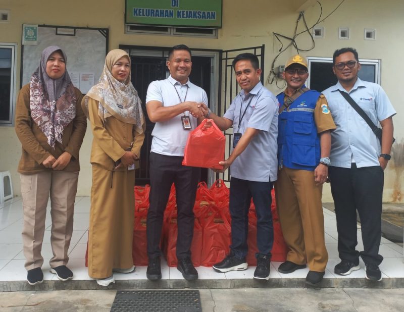 PT Timah Serahkan Bantuan Makanan Cepat Saji Bagi Warga Pangkalpinang Terdampak Banjir.