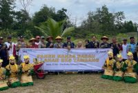 Kolaborasi PT Timah dan Kelompok Tani Air Jelutung Desa Badau Sulap Lahan Bekas Tambang Jadi Kebun Nanas . FOTO; Corporate Communication PT Timah Tbk