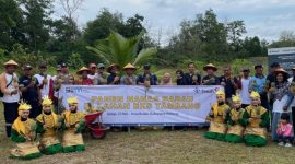 Kolaborasi PT Timah dan Kelompok Tani Air Jelutung Desa Badau Sulap Lahan Bekas Tambang Jadi Kebun Nanas . FOTO; Corporate Communication PT Timah Tbk
