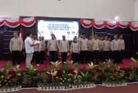 Ketua KONI Kepri Usep melantik Ketua dan Pengurus KONI Karimun di Gedung Nasional Karimun, Sabtu, 3 Mei 2025. FOTO: Ricky/KepriHeadline.id