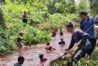 Cegah Banjir, Warga Desa Lubuk Kundur Kompak Bersihkan Sungai. FOTO: Istimewa/KepriHeadline.id