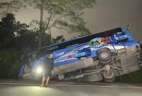 Penampakan Bus Tayo terperosok ke selokan di Jalan Letjen Suprapto Kecamatan Meral. FOTO: Istimewa