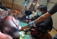 Polisi melakukan olah TKP di lokasi penemuan mayat Lansia. FOTO: Dokumen Polisi