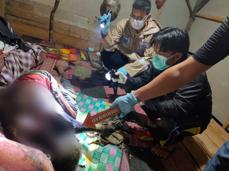 Polisi melakukan olah TKP di lokasi penemuan mayat Lansia. FOTO: Dokumen Polisi