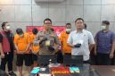 Kabag Ops Polres Karimun Kompol Surya didampingi Kasat Narkoba Polres Karimun AKP Arif Ridho merilis pengungkapan narkotika di wilayah Karimun. FOTO: ricky/kepriheadline.id