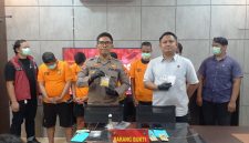 Kabag Ops Polres Karimun Kompol Surya didampingi Kasat Narkoba Polres Karimun AKP Arif Ridho merilis pengungkapan narkotika di wilayah Karimun. FOTO: ricky/kepriheadline.id