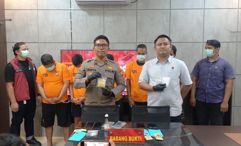 Kabag Ops Polres Karimun Kompol Surya didampingi Kasat Narkoba Polres Karimun AKP Arif Ridho merilis pengungkapan narkotika di wilayah Karimun. FOTO: ricky/kepriheadline.id
