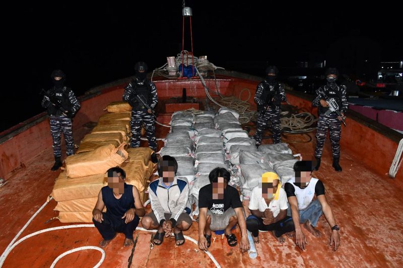 Lima tersangka dan Barang bukti saat diamankan TNI AL di Perairan Karimun. FOTO: Istimewa