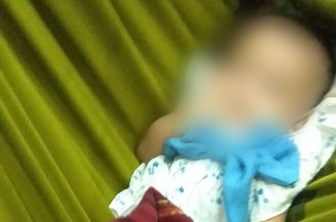 Bayi yang ditinggalkan orang tuanya di rumah salah satu warga di KM 7 Kelurahan Tanjungbatu Barat. FOTO: Istimewa