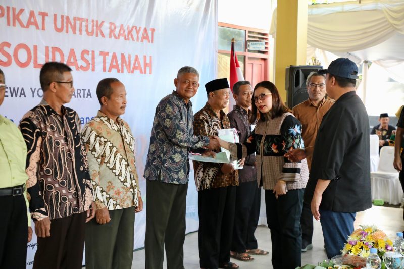 Serahkan Sertipikat Hasil Konsolidasi Tanah Tutupan Jepang, Menteri Nusron Berpesan agar Warga Hati-Hati Jaga Sertipikat. FOTO: Biro Humas Kementerian ATR/BPN