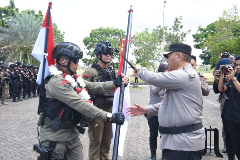Kapolda Kepri menyambut kedatangan anggota Brimob kembali setelah purna tugas di Papua.