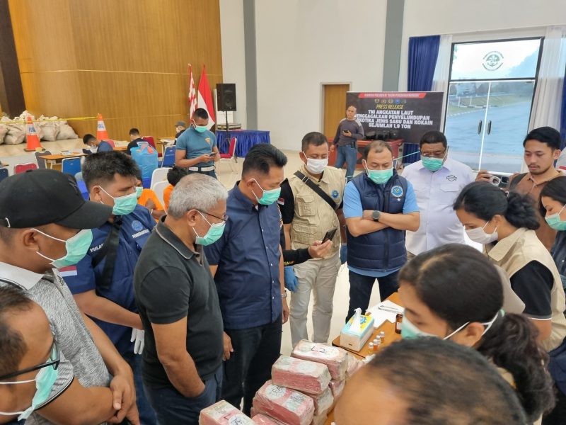 TNI AL bersama BNNRI, Kepolisian dan Pegadaian melakukan timbang ulang terhadap barang bukti hasil penindakan di Perairan Selat Durian. FOTO; Dispen Lantamal IV.
