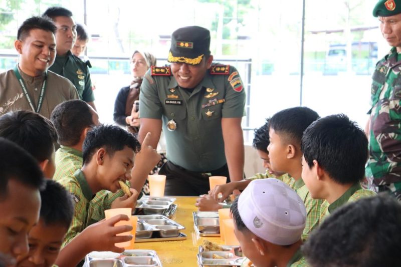 Dandim 0317/TBK Tinjau Langsung Program Makan Bergizi Gratis di Karimun.FOTO; Humas Kodim 0317/Tbk