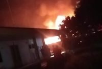 angkapan layar video saat  api membakar satu rumah di Kelurahan Baran.  FOTO; Istimewa