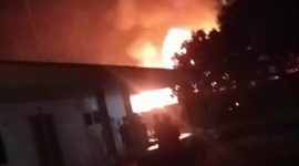 angkapan layar video saat  api membakar satu rumah di Kelurahan Baran.  FOTO; Istimewa