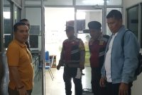 Polisi mendatangi Gedung D Pemkab Karimun untuk melihat kondisi gedung pasca dibobol maling. FOTO; Istimewa