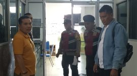 Polisi mendatangi Gedung D Pemkab Karimun untuk melihat kondisi gedung pasca dibobol maling. FOTO; Istimewa
