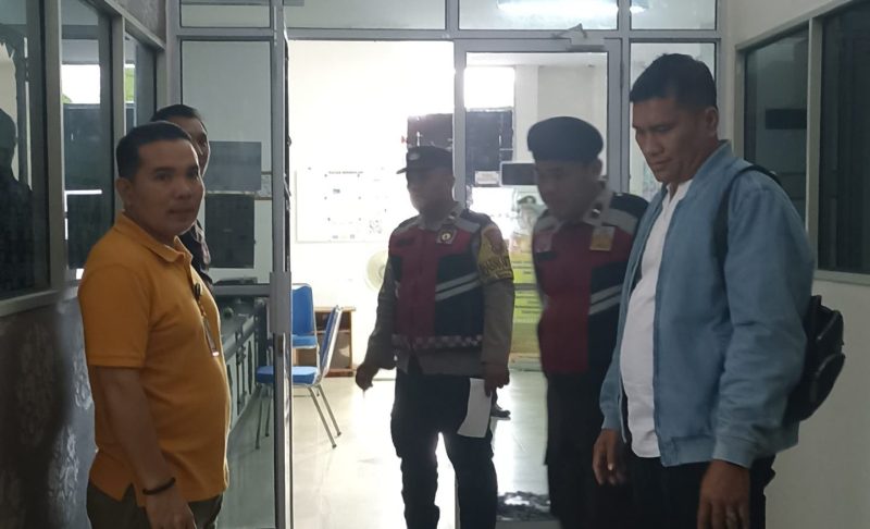 Polisi mendatangi Gedung D Pemkab Karimun untuk melihat kondisi gedung pasca dibobol maling. FOTO; Istimewa