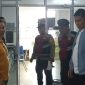 Polisi mendatangi Gedung D Pemkab Karimun untuk melihat kondisi gedung pasca dibobol maling. FOTO; Istimewa