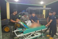 Petugas mengevakuasi korban ke RSUD Muhammad Sani. (Dok. Polsek Balai)