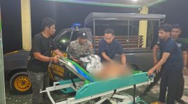 Petugas mengevakuasi korban ke RSUD Muhammad Sani. (Dok. Polsek Balai)
