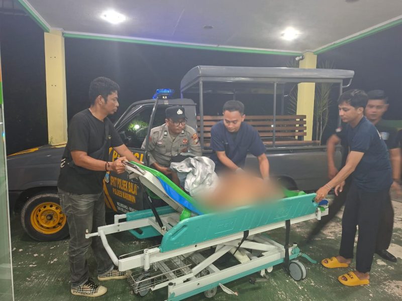 Petugas mengevakuasi korban ke RSUD Muhammad Sani. (Dok. Polsek Balai)