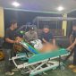 Petugas mengevakuasi korban ke RSUD Muhammad Sani. (Dok. Polsek Balai)