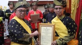 Bupati dan Wakil Bupati Karimun Dianugerahi Gelar Dato' oleh LAM Karimun. FOTO: Istimewa