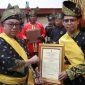 Bupati dan Wakil Bupati Karimun Dianugerahi Gelar Dato' oleh LAM Karimun. FOTO: Istimewa