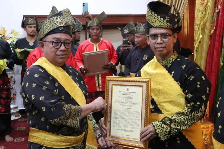Bupati dan Wakil Bupati Karimun Dianugerahi Gelar Dato' oleh LAM Karimun. FOTO: Istimewa