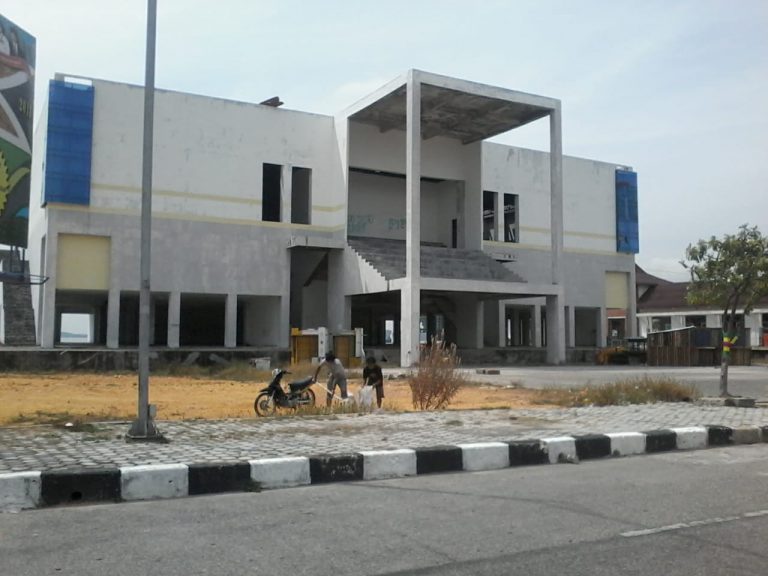 Gedung Mal Pelayanan Publik yang terletak di Coastal Area.