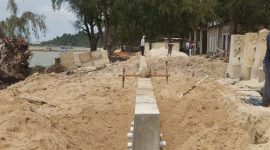 Cegah Abrasi dan Dukung Destinasi Wisata di Karimun, PT Timah Pasang Penahan Abrasi di Pantai Pongkar. FOTO: Corporate Communication PT Timah Tbk