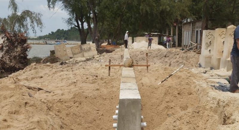 Cegah Abrasi dan Dukung Destinasi Wisata di Karimun, PT Timah Pasang Penahan Abrasi di Pantai Pongkar. FOTO: Corporate Communication PT Timah Tbk