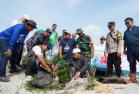 Tanam Pohon Peneduh di Kawasan Wisata Batu Tunggal, Langkah Nyata PT Timah Dalam Pelestarian Lingkungan dan Pariwisata Berkelanjutan. FOTO: Corporate Communication PT Timah Tbk