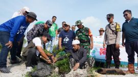 Tanam Pohon Peneduh di Kawasan Wisata Batu Tunggal, Langkah Nyata PT Timah Dalam Pelestarian Lingkungan dan Pariwisata Berkelanjutan. FOTO: Corporate Communication PT Timah Tbk