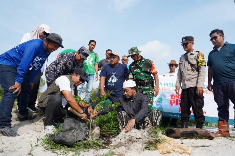 Tanam Pohon Peneduh di Kawasan Wisata Batu Tunggal, Langkah Nyata PT Timah Dalam Pelestarian Lingkungan dan Pariwisata Berkelanjutan. FOTO: Corporate Communication PT Timah Tbk