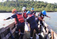 Jaga Ekosistem Pesisir dan Tingkatkan Ekonomi Masyarakat, PT Timah Kembali Restocking Ratusan Kepiting Bakau di Perairan Kundur. FOTO: Corporate Communication PT Timah Tbk