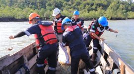 Jaga Ekosistem Pesisir dan Tingkatkan Ekonomi Masyarakat, PT Timah Kembali Restocking Ratusan Kepiting Bakau di Perairan Kundur. FOTO: Corporate Communication PT Timah Tbk