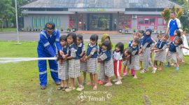 Edukasi Bahaya Api Sejak Dini, Tim Fire Fighter PT Timah Kunjungi TK Kutilang 1 Pangkalpinang. FOTO: Corporate Communication PT Timah Tbk
