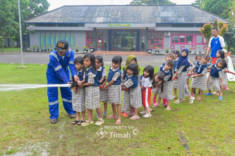 Edukasi Bahaya Api Sejak Dini, Tim Fire Fighter PT Timah Kunjungi TK Kutilang 1 Pangkalpinang. FOTO: Corporate Communication PT Timah Tbk