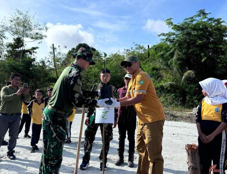 Peringati Hari Lingkungan Hidup, PT Karimun Granite Tanam Pohon dan Bersihkan Sampah Plastik