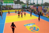 Partai Final Turnamem Voli HUT Bhayangkara yang digelar di Lapangan Amelia Kelurahan Baran. FOTO: ricky/kepriheadline.id