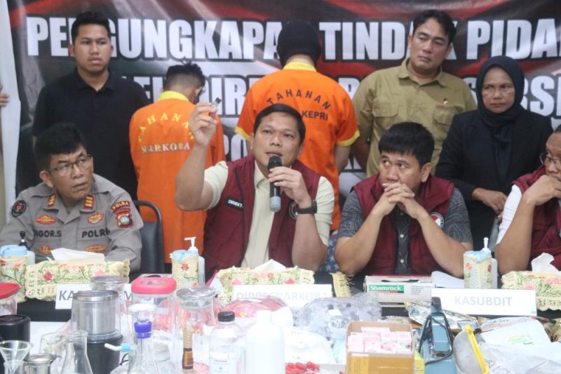 Polda Kepri Bongkar Laboratorium Mini Narkoba di Apartemen Mewah, Dua Tersangka Diamankan