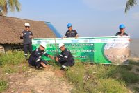 Hari Lingkungan Hidup Sedunia, PT Timah Gelar Aksi Nyata Kumpulkan Sampah Plastik Hingga Tanam Pohon di Pantai . FOTO: Corporate Communication PT Timah TBk