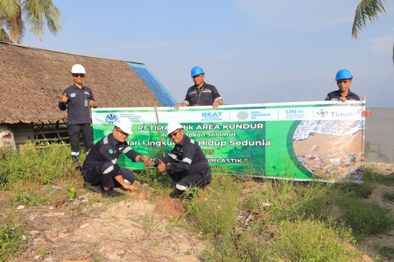 Hari Lingkungan Hidup Sedunia, PT Timah Gelar Aksi Nyata Kumpulkan Sampah Plastik Hingga Tanam Pohon di Pantai . FOTO: Corporate Communication PT Timah TBk