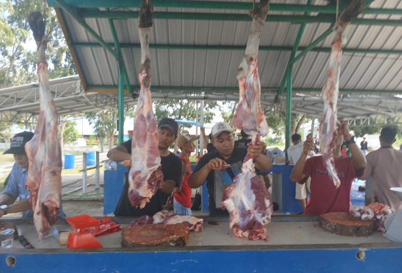 Semangat Berbagi Karyawan PT Timah di Momen Idul Adha, Warga Kesatuan Islam Tionghoa hingga Petugas Kebersihan Terima Daging Kurban. FOTO: Corporate Communication PT Timah Tbk