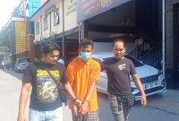 Pelaku Doni digiring anggota Resmob Polres Karimun ke sel tahanan. FOTO: ricky/kepriheadline.id