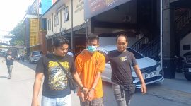 Pelaku Doni digiring anggota Resmob Polres Karimun ke sel tahanan. FOTO: ricky/kepriheadline.id