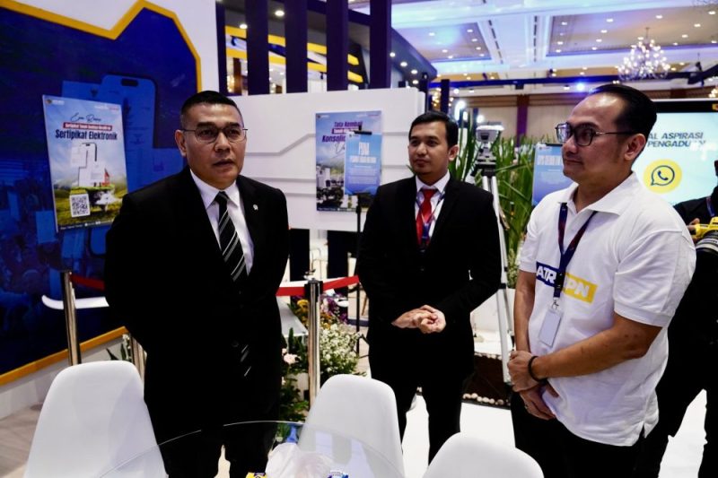 Wamen Ossy Tinjau _Booth_ Kementerian ATR/BPN di ICI 2025,  Perkenalkan Peran Strategis dalam Infrastruktur. FOTO: Biro Humas Kementerian ATR BPN